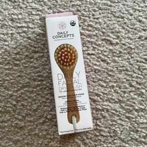 NEW Daily Concepts Daily Facial Dry Brush